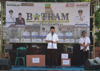 Setelah sukses menggelar Botram perdana di Desa Ciantra Cikarang Selatan, kali ini program berkolaborasi terus melayani (Botram) yang digagas Disdukcapil Kabupaten Bekasi hadir di Desa, Hegarmukti Kecamatan Cikarang Pusat, pada Rabu (10/7/2024). foto : Jaja Jaelani