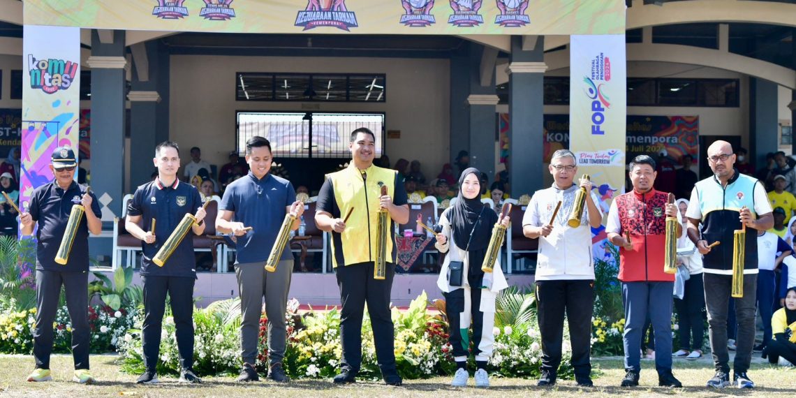 Menteri Pemuda dan Olahraga Republik Indonesia (Menpora RI) Dito Ariotedjo, bersama Bupati Kendal Dico Ganinduto dan istri Chacha Frederica membuka Kejuaraan Antar Kampung (Tarkam) Kemenpora, sekaligus Festival Olahraga Pendidikan (FOP) dan Komunitas Fest 2024 di Stadion Kebondalem, Kabupaten Kendal, Jawa Tengah, Minggu (14/7). (foto:gilang/kemenpora.go.id)