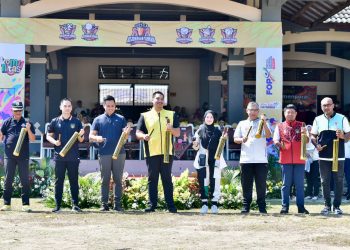 Menteri Pemuda dan Olahraga Republik Indonesia (Menpora RI) Dito Ariotedjo, bersama Bupati Kendal Dico Ganinduto dan istri Chacha Frederica membuka Kejuaraan Antar Kampung (Tarkam) Kemenpora, sekaligus Festival Olahraga Pendidikan (FOP) dan Komunitas Fest 2024 di Stadion Kebondalem, Kabupaten Kendal, Jawa Tengah, Minggu (14/7). (foto:gilang/kemenpora.go.id)