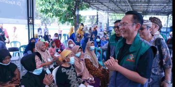 Pj Bupati Bekasi Dani Ramdan bersama Kepala Dinas Kesehatan, dr. Alamsyah, pada acara Jambore Kader Posyandu dan Launching Desa Siaga Bebas TBC di Kantor Kecamatan Tambelang, Kamis (11/7/2024).