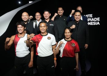 Menteri Pemuda dan Olahraga Republik Indonesia (Menpora RI) Dito Ariotedjo mengapresiasi jersey timnas Indonesia yang didesain langsung oleh desainer Tanah Air Didit Hediprasetyo yang juga putra dari Presiden Indonesia terpilih Prabowo Subianto yang akan digunakan untuk Olimpiade 2024 Paris. (foto:egan/kemenpora.go.id)