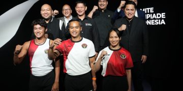 Menteri Pemuda dan Olahraga Republik Indonesia (Menpora RI) Dito Ariotedjo mengapresiasi jersey timnas Indonesia yang didesain langsung oleh desainer Tanah Air Didit Hediprasetyo yang juga putra dari Presiden Indonesia terpilih Prabowo Subianto yang akan digunakan untuk Olimpiade 2024 Paris. (foto:egan/kemenpora.go.id)