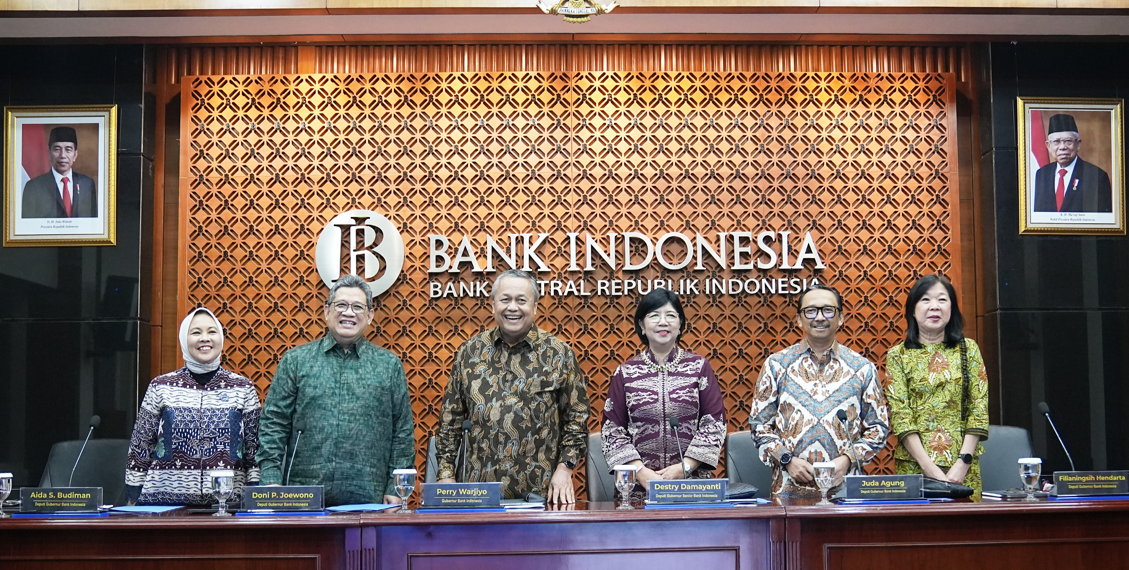 Rapat Dewan Gubernur (RDG) Bank Indonesia pada 16-17 Juli 2024 memutuskan untuk mempertahankan BI-Rate sebesar 6,25%, suku bunga Deposit Facility sebesar 5,50%, dan suku bunga Lending Facility sebesar 7,00%.