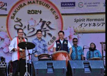 SAKURA MATSURI : Pj Bupati Bekasi Dani Ramdan, membuka secara langsung kegiatan Festival Sakura Matsuri ke-11, di Hollywood Junction Jababeka, Kecamatan Cikarang Utara, pada Sabtu (27/07/2024).