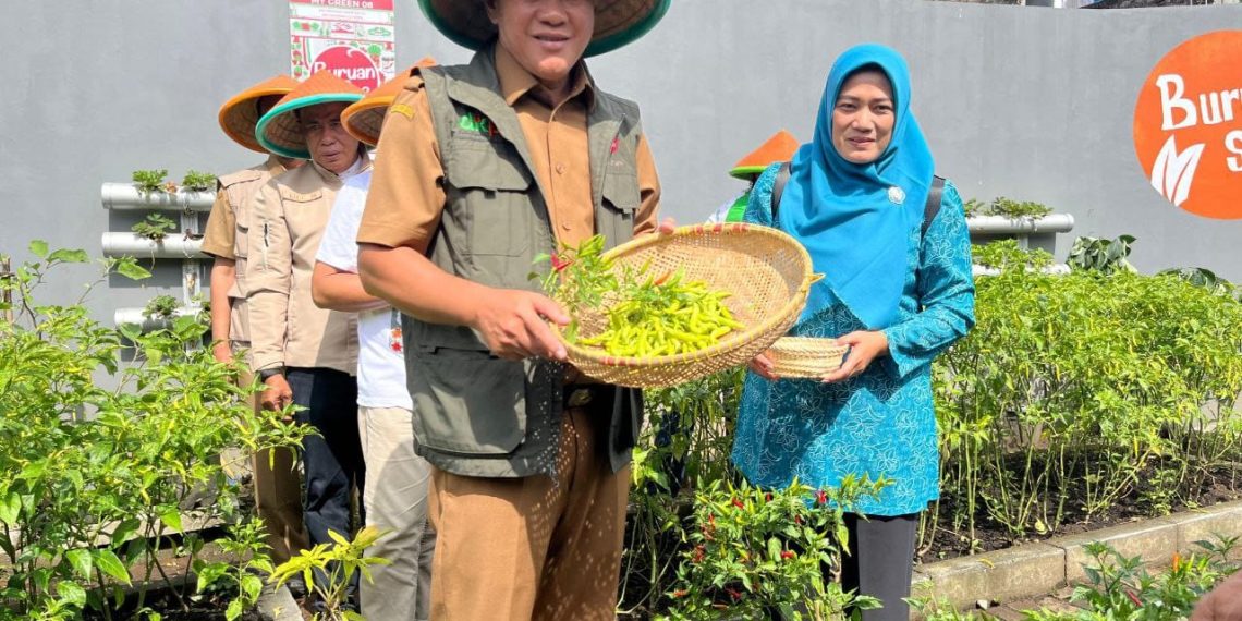 Gin Gin Ginanjar, Kepala Dinas Ketahanan Pangan dan Pertanian (DKPP) Kota Bandung, mengungkapkan kebanggaannya atas dipilihnya Kota Bandung sebagai tuan rumah acara prestisius ini. Menurutnya, keberhasilan program Buruan Sae telah menjadi faktor utama dalam pemilihan ini.(FOTO: Humas Pemkot Bandung)