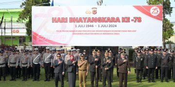 Penjabat Bupati Kuningan Raden Iip Hidajat turut hadir dalam upacara peringatan Hari Bhayangkara ke-78 yang digelar di halaman Mapolres Kuningan, Jalan RE Martadinata, No 526, Ancaran. Upacara tersebut dipimpin oleh Kapolres Kuningan, AKBP Willy Andrian, sebagai Inspektur Upacara.