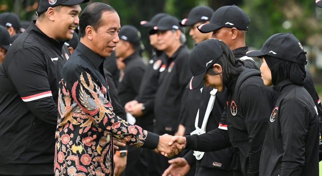 Menteri Pemuda dan Olahraga Republik Indonesia (Menpora RI) Dito Ariotedjo, mendampingi Presiden Joko Widodo (Jokowi) melepas kontingen Indonesia yang akan berlaga di Olimpiade 2024 Paris di Istana Merdeka, Jakarta, Rabu (10/7).(Foto: Muchlis Jr/Biro Pers Sekretariat Presiden)