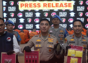 – Polres Garut ungkap tujuh kasus tindak pidana selama Operasi Antik Lodaya pada Juni-Juli 2024. Dalam keterangan resminya, Kapolres Garut AKBP Rohman Yonky Dilatha mengatakan operasi ini dalam rangka mengatasi maraknya penyalahgunaan narkotika, psikotropika, dan obat keras terbatas (OKT).