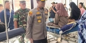 Kapolres Pangandaran, AKBP Mujianto, mendatangi siswa SMAN 1 Mangunjaya korban keracunan di Puskesmas.(Foto:Istimewa).