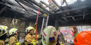 Dinas Pemadam Kebakaran dan Penanggulangan Bencana Kota Bandung berhasil memadamkan kebakaran yang melanda dua bangunan di pertokoan Pasar Simpang Dago, Kota Bandung, pada Jumat sore. (FOTO: Humas Pemkot Bandung)