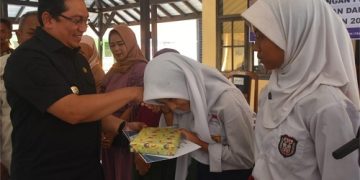 Pj. Bupati Sumedang, Yudia Ramli, mengapresiasi kinerja Pemerintah Kecamatan Darmaraja dalam mengimplementasikan program Pedar dan Dalima. Menurutnya, Kecamatan Darmaraja telah menunjukkan kinerja yang jelas dan terukur, yang berdampak positif pada indikator pembangunan makro.