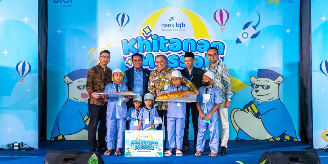 bank bjb menggelar Khitanan Massal bagi anak-anak di wilayah Bandung Raya sebagai bentuk tanggung jawab sosial dan wujud kepedulian kepada masyarakat. Sebanyak 250 anak menjadi peserta program yang berlangsung di Gor Sport & Creative Center bank bjb, Jalan Naripan No.12 - 14, Kota Bandung, pada Selasa, 16 Juli 2024. (FOTO:Istimewa)