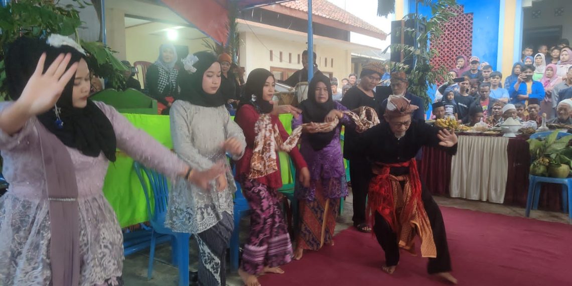 Kidung Buhun Sunda, yang kaya akan filosofi, mengiringi gamelan dan gerak tarian, menjadi daya tarik utama dalam acara "Babarit Lembur" di Dusun Dayeuhkolot, Desa Cageur, Kecamatan Darma. Tradisi ini, sebagai warisan berharga, terus dijaga dan dirawat oleh masyarakat setempat.(FOTO: Humas Pemkab Kuningan)