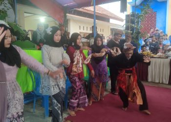 Kidung Buhun Sunda, yang kaya akan filosofi, mengiringi gamelan dan gerak tarian, menjadi daya tarik utama dalam acara "Babarit Lembur" di Dusun Dayeuhkolot, Desa Cageur, Kecamatan Darma. Tradisi ini, sebagai warisan berharga, terus dijaga dan dirawat oleh masyarakat setempat.(FOTO: Humas Pemkab Kuningan)