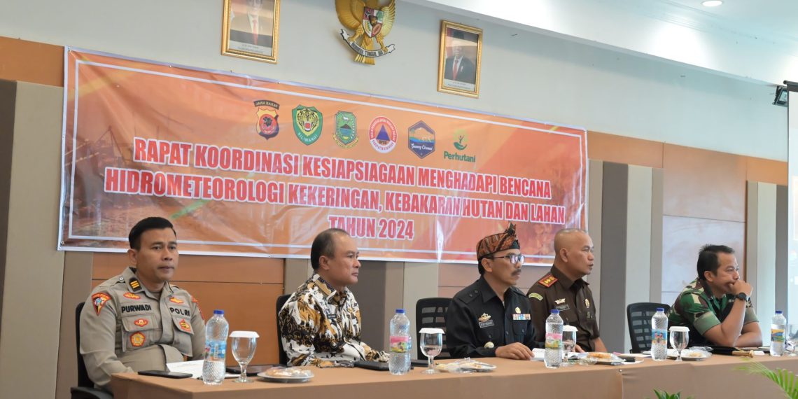 Kabupaten Kuningan melalui Badan Penanggulangan Bencana Daerah (BPBD) menggelar Rapat Koordinasi (Rakor) untuk menghadapi bencana hidrometerologi, khususnya kekeringan dan kebakaran hutan serta lahan. 
Acara yang berlangsung di Aula Wisma Pepabri, Desa Linggasana, Kamis (25/07/2024) ini dihadiri oleh berbagai unsur terkait, termasuk pemerintah, TNI, Polri, BPBD, TNGC, Perhutani, Damkar, pegiat lingkungan, serta camat dan kepala desa.(FOTO: Humas Pemkab Kuningan)