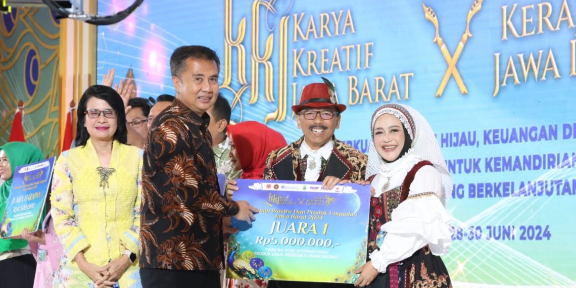 Kuningan juara pertama peragaan wastra dan produk unggulan Jawa Barat pada ajang Pekan Kerajinan Jawa Barat (PKJB) dan Karya Kreatif Jawa Barat (KKJ) 2024 yang berlangsung di Trans Convention Center Bandung, Minggu (30/06/2024).