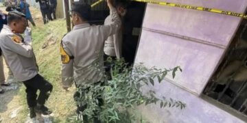 Tim Inafis Satreskrim Polres Cimahi melakukan olah TKP penemuan mayat ibu dan anak tinggal kerangka di Komplek Tanimulya Indah, Desa Tanimulya, Kecamatan Ngamprah, Kabupaten Bandung Barat (KBB).(Foto:Istimewa).