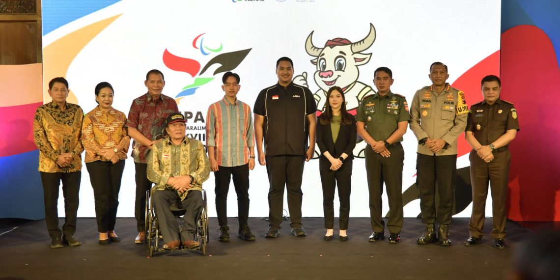 Menteri Pemuda dan Olahraga Republik Indonesia (Menpora RI) Dito Ariotedjo melaunching logo dan maskot Pekan Paralimpik Nasional (Peparnas) XVII Tahun 2024 di Balai Kota Solo, Jawa Tengah, Kamis (18/7). (foto:bagus/kemenpora.go.id)