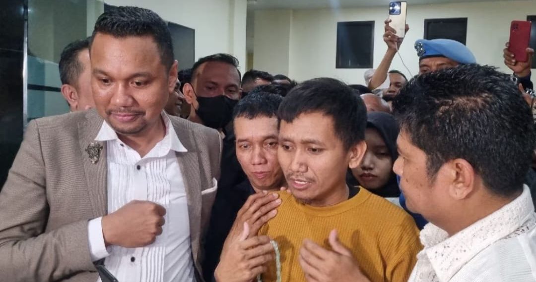 Pegi Setiawan saat dibebaskan dari tahanan Markas Polda (Mapolda) Jawa Barat, setelah gugatan praperadilannya dikabulkan. (Foto:Istimewa).