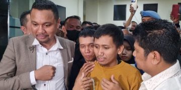 Pegi Setiawan saat dibebaskan dari tahanan Markas Polda (Mapolda) Jawa Barat, setelah gugatan praperadilannya dikabulkan. (Foto:Istimewa).