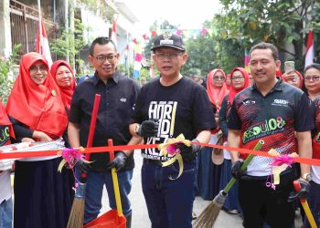 Dengan ditandai pemotongan pita oleh Pj. Bupati Bekasi Dani Ramdan secara resmi Kick Off Lomba Kampung Bersih Makin Berani dibuka, dalam rangka menyambut Hari Jadi Kabupaten Bekasi Ke 74 dan HUT RI ke 78 Tahun. Bertempat di RW 08, Desa Telaga Murni, Kecamatan Cikarang Barat. Pada Jum'at, (26/07/2024). FOTO : ENDAR RAZIQ B / NEWSROOM DISKOMINFOSANTIK.