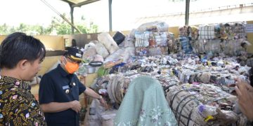 Pj Bupati Kuningan Iip Hidajat berkunjung ke Desa Kertayasa Kecamatan Sindangagung guna meninjau pelaksanaan Program Bank Sampah Yuni Sarah (Yuk nikmati sampah jadi rupiah) sebagai bentuk terobosan penanggulangan sampah bernilai ekonomis, Kamis (11/07/2024).