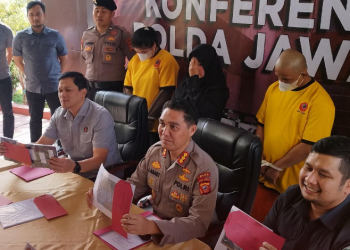 Kabid Humas Polda Jawa Barat, Kombes Jules Abraham Abast mengungkapkan dari kasus penipuan melalui Facebook itu tersangka diduga meraup keuntungan ratusan juta rupiah.