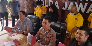 Kabid Humas Polda Jawa Barat, Kombes Jules Abraham Abast mengungkapkan dari kasus penipuan melalui Facebook itu tersangka diduga meraup keuntungan ratusan juta rupiah.