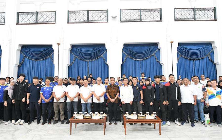 Penjabat Gubernur Jawa Barat Bey Machmudin lepas atlet Jabar ke Korea Selatan untuk berlatih