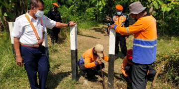 PT Kereta Api Indonesia (Persero) terus memperkuat upaya untuk meningkatkan keselamatan di perlintasan sebidang dengan menutup sejumlah titik perlintasan yang dianggap rawan. Hingga Juli 2024, KAI telah menutup 127 perlintasan sebidang sebagai bagian dari inisiatif keselamatan.(FOTO: Humas KAI)