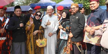 Penjabat Bupati Dani Ramdan hadir di Pesta Rakyat dan Haul Kubro ke-388 Situs Cagar Budaya Kramat Batok, di Desa Jayabakti, Kecamatan Cabangbungin, Minggu 21 juli 2024. FOTO : REFKI MAULANA/NEWSROOM DISKOMINFOSANTIK.
