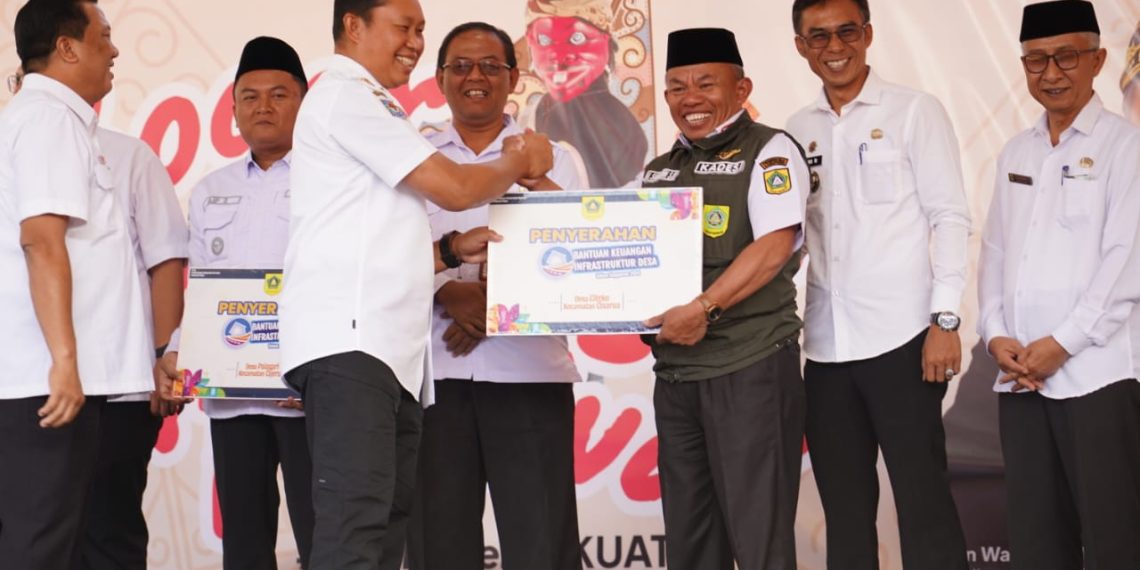 Pj. Bupati Bogor, Asmawa Tosepu, meluncurkan secara resmi program penyaluran bantuan keuangan Satu Miliar Satu Desa (Samisade) di Alun-alun Desa Ciburayut, Kecamatan Cigombong, pada Rabu (24/7/24).