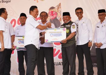 Pj. Bupati Bogor, Asmawa Tosepu, meluncurkan secara resmi program penyaluran bantuan keuangan Satu Miliar Satu Desa (Samisade) di Alun-alun Desa Ciburayut, Kecamatan Cigombong, pada Rabu (24/7/24).