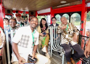 Pj Wali Kota Bandung ajak delegasi Asia-Afrika naik Bandros seiring dengan pelaksanaan Asia Africa Festival 2024 6-7 Juli 2024.