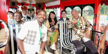 Pj Wali Kota Bandung ajak delegasi Asia-Afrika naik Bandros seiring dengan pelaksanaan Asia Africa Festival 2024 6-7 Juli 2024.
