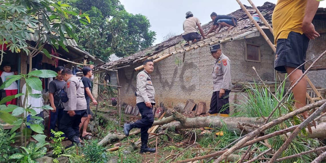 Pohon tumbang timpa rumah warga di Cianjur, tepatnya di Desa Cimanggu Kecamatan Cibeber Kabupaten Cianjur Jawa Barat Sabtu 6 Juli 2024 sekitar pukul 14.30.