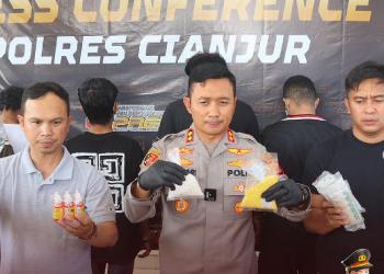 Polres Cianjur bongkar industri rumahan produsen obat keras tertentu (OKT). Dari hasil operasi,Satnarkoba Polres Cianjur amankan, 55.000 butir OKT.