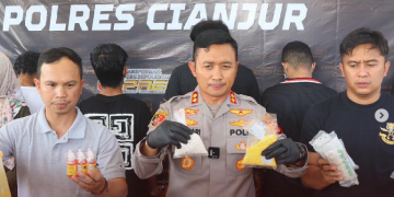 Polres Cianjur bongkar industri rumahan produsen obat keras tertentu (OKT). Dari hasil operasi,Satnarkoba Polres Cianjur amankan, 55.000 butir OKT.