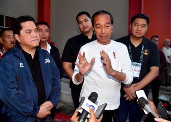 Presiden Jokowi memberikan keterangan pers usai menyaksikan laga perdana pembukaan turnamen sepak bola Piala Presiden 2024 di Stadion Si Jalak Harupat, Kabupaten Bandung, Provinsi Jawa Barat, Jumat (19/07/2024). (Foto: BPMI Setpres/Rusman)