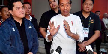 Presiden Jokowi memberikan keterangan pers usai menyaksikan laga perdana pembukaan turnamen sepak bola Piala Presiden 2024 di Stadion Si Jalak Harupat, Kabupaten Bandung, Provinsi Jawa Barat, Jumat (19/07/2024). (Foto: BPMI Setpres/Rusman)