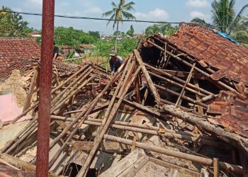 Rumah warga rusak akibat hujan deras di Nagrak Sukabumi, tepatnya di Kampung Pasir Hantap RT 04/04 Desa Ginanjar Kecamatan Ciambar Kabupaten Sukabumi.