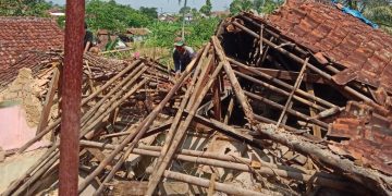 Rumah warga rusak akibat hujan deras di Nagrak Sukabumi, tepatnya di Kampung Pasir Hantap RT 04/04 Desa Ginanjar Kecamatan Ciambar Kabupaten Sukabumi.
