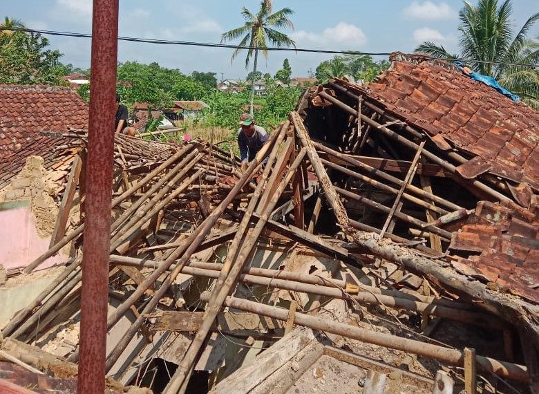 Rumah warga rusak akibat hujan deras di Nagrak Sukabumi, tepatnya di Kampung Pasir Hantap RT 04/04 Desa Ginanjar Kecamatan Ciambar Kabupaten Sukabumi.