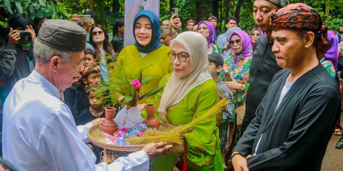 Sidekah Bumi Lembur Sawah dan Festival Jajanan Lembur kembali digelar oleh warga Lembur Sawah, Kelurahan Mulyaharja, Kecamatan Bogor Selatan, Kota Bogor, Minggu (7/7/2024).