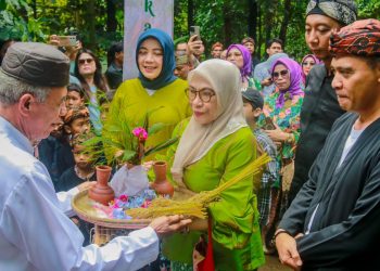 Sidekah Bumi Lembur Sawah dan Festival Jajanan Lembur kembali digelar oleh warga Lembur Sawah, Kelurahan Mulyaharja, Kecamatan Bogor Selatan, Kota Bogor, Minggu (7/7/2024).