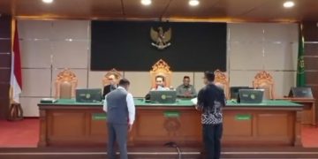 Perwakilan tim hukum Pegi Setiawan dan tim hukum Polda Jawa Barat menyerahkan berkas kesimpulan atas sidang gugatan praperadilan Pegi Setiawan kepada majelis hakim di Pengadilan Negeri (PN) Bandung, Jum'at (05/07/2024).(Foto:Istimewa).