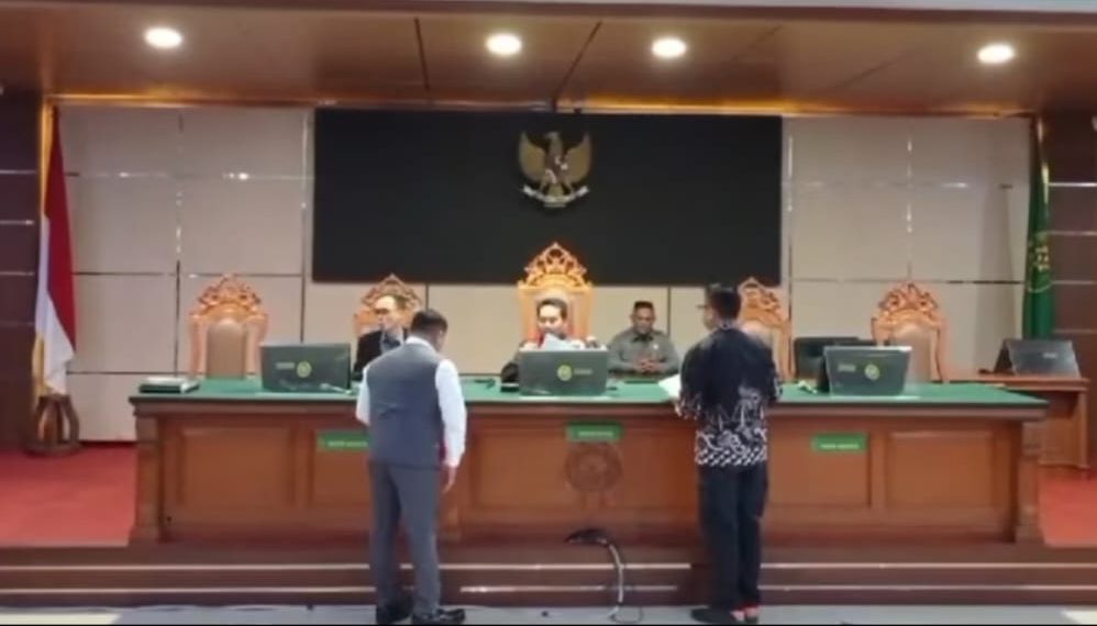 Perwakilan tim hukum Pegi Setiawan dan tim hukum Polda Jawa Barat menyerahkan berkas kesimpulan atas sidang gugatan praperadilan Pegi Setiawan kepada majelis hakim di Pengadilan Negeri (PN) Bandung, Jum'at (05/07/2024).(Foto:Istimewa).
