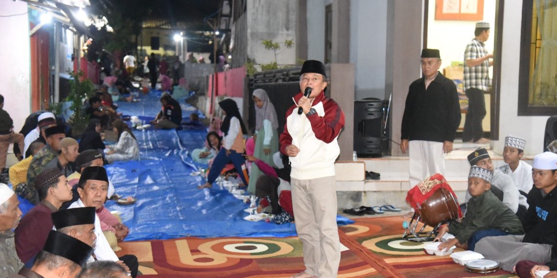 Tradisi Babarit di Kelurahan Cijoho Kabupaten Kuningan Provinsi Jawa Barat. Sebuah acara yang digelar dengan berbarengan dengan peringatan Tahun Baru Islam 1446 H. Di desa itu, tampak kemeriahan warga yang memadati jalan sepanjang 200 m2 yang ditutup dengan terpal.