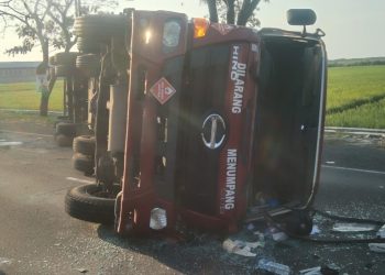 Truk pengangkut gas terguling di Jalan By Pass dari arah Cirebon menuju Losari, Desa Gebang Mekar Kecamatan Gebang Kabupaten Cirebon. Kapolsek Gebang Polresta Cirebon AKP Wawan Hermawan mengemukakan peristiwa itu terjadi pada Selasa 16 Juli 2024 sekitar pukul 17 .00 WIB.