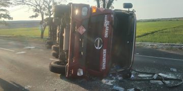 Truk pengangkut gas terguling di Jalan By Pass dari arah Cirebon menuju Losari, Desa Gebang Mekar Kecamatan Gebang Kabupaten Cirebon. Kapolsek Gebang Polresta Cirebon AKP Wawan Hermawan mengemukakan peristiwa itu terjadi pada Selasa 16 Juli 2024 sekitar pukul 17 .00 WIB.